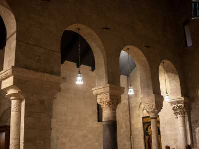 Tutto lo spazio, immerso in una calda luce soffusa, � dominato da arcate e capitelli di reimpiego magistralmente scolpiti: riportano indietro al dominio bizantino della citt�